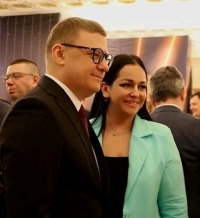 На фото: Екатерина Титаренко, гл.редактор газеты «Вперед», с главой региона Алексеем Текслером