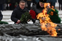В День защитника Отечества Алексей Текслер возложил цветы к Вечному огню