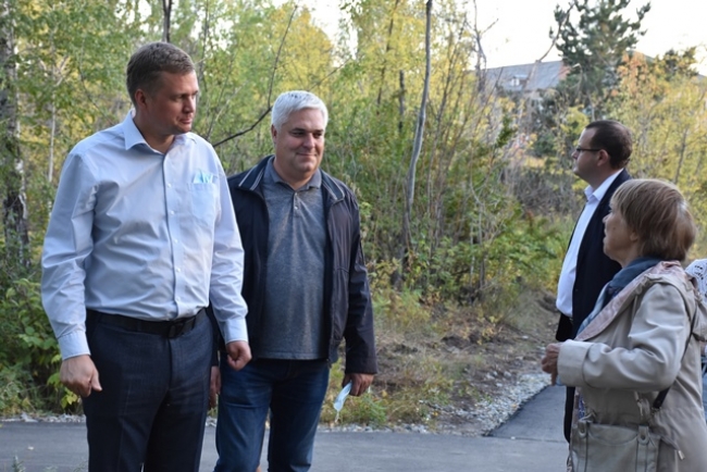 Александр Виноградов рассказал жителям поселка Энергетиков о благоустройстве нового общественного пространства