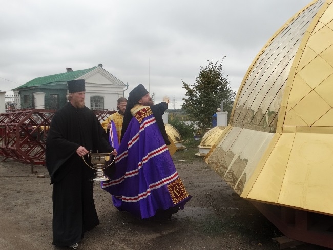 В Троицке освятили купол и крест Свято-Троицкого собора