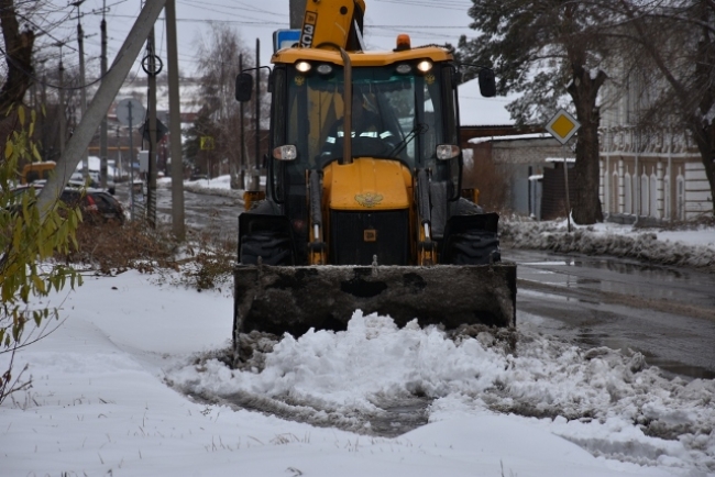 Троицкие коммунальные службы устраняют последствия ночного снегопада