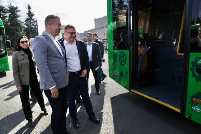 Алексей Текслер осмотрел новые автобусы, приобретенные в рамках нацпроекта