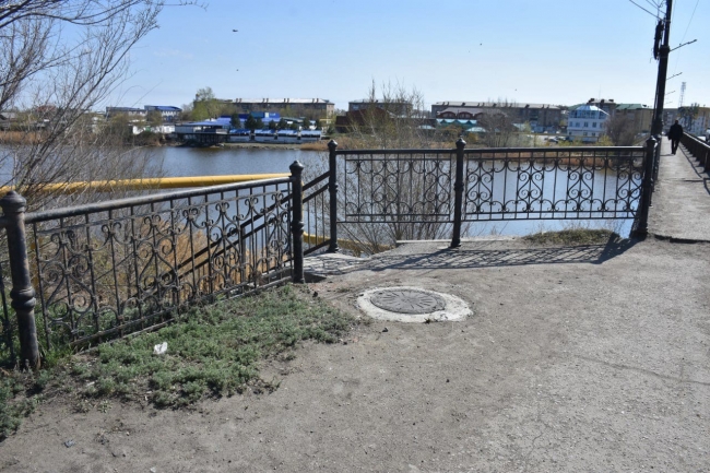 Обязательность и срочность: по поручению главы города на старом мосту выполнили ремонт архитектурных элементов ограждения