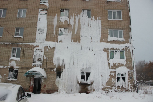 «Снежный замок»: в Троицке общежитие покрылось льдом