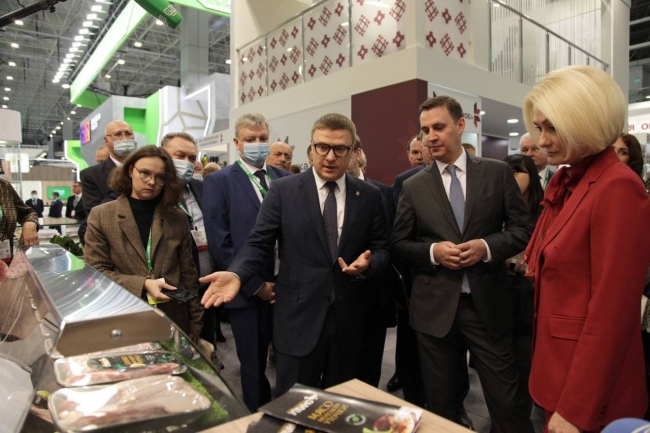 Алексей Текслер представил вице-премьеру Виктории Абрамченко региональный стенд на российской агропромышленной выставке «Золотая осень – 2021»