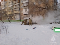 Пожарные тушили автомобиль на улице Советской