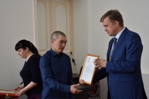 Александр Виноградов вручил жилищные сертификаты