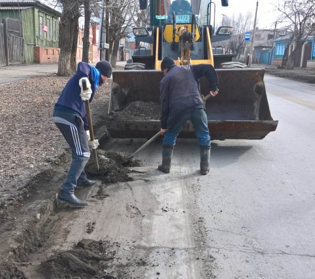 Работники подрядчика очищают дороги от нанесенной земли