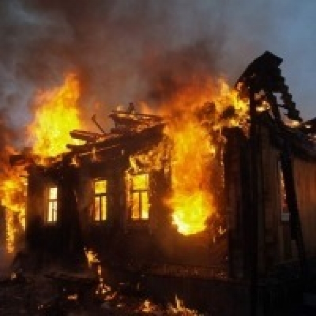 В Троицке из-за пожара мать с сыном остались без крыши над головой