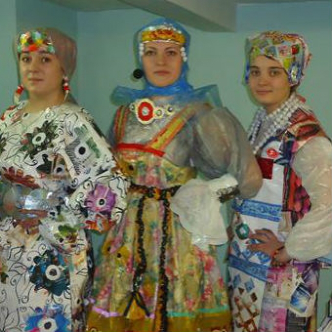 Бумага и полиэтилен — нетрадиционный взгляд на традиционный русский костюм продемонстрировали троичанки