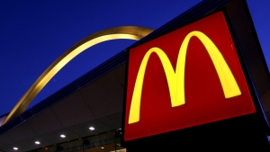 «Известия» сообщают: Макдоналдс может возобновить работу в России под другим брендом