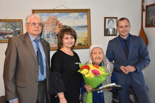Труженица тыла Рахима Сыргакбаева отметила 90-летний юбилей