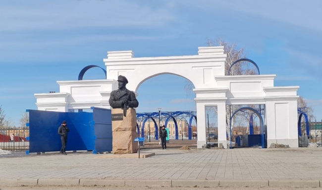 Синие арки на входе в парк: временные конструкции или дизайнерское решение?