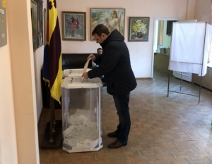 Министр имущества и природных ресурсов Челябинской области Алексей Бобраков проголосовал в Троицке