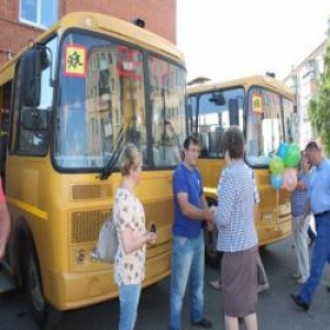 Школьникам района – новые автобусы