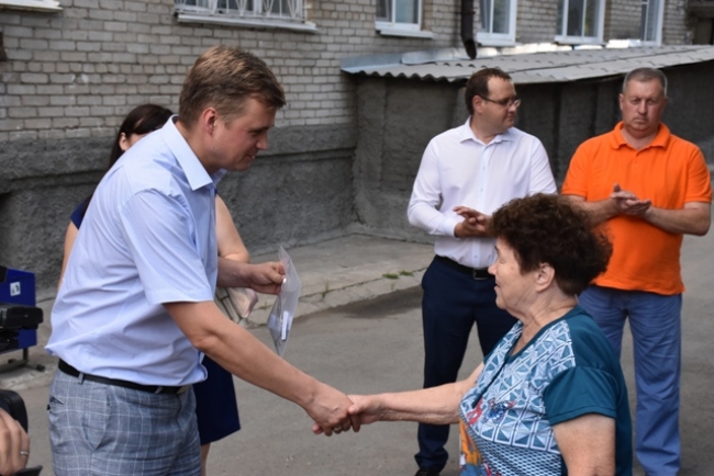 Александр Виноградов вручил ключи от квартир первым семьям из аварийного общежития
