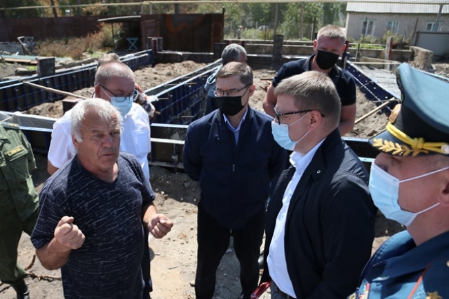 Полномочный представитель Президента РФ в УрФО Владимир Якушев посетил пострадавшие от лесных пожаров поселки на юге Челябинской области