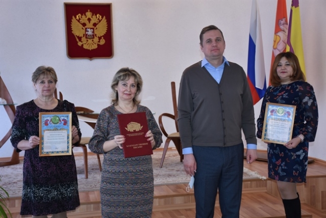 Александр Виноградов вручил сотрудникам городского отдела ЗАГС заслуженные награды