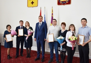 Александр Виноградов вручил молодым семьям жилищные сертификаты