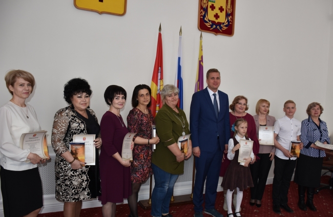 Александр Виноградов наградил активных участников экологической акции