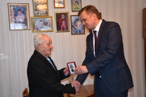 Александр Виноградов продолжает вручать троицким ветеранам юбилейные медали