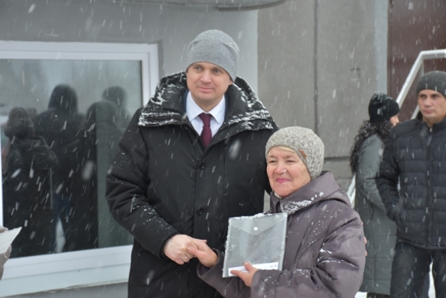 Александр Виноградов вручил жителям аварийных домов ключи от новых квартир и вместе с троичанами посмотрел новое жилье