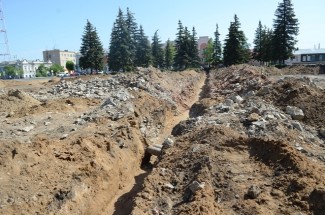 Работы по реконструкции центральной площади будут продолжены, за исключением участка земли, где предположительно обнаружили остатки снесённой Михайловской церкви