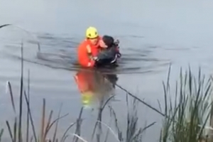 «Зашла в воду и отказывалась выходить»: в Троицке женщина решила открыть купальный сезон, но доставать ее из воды пришлось спасателям