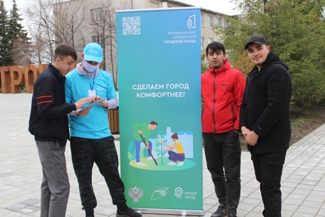 Волонтеры помогают троичанам принять участие в голосовании по выбору дизайн-проекта благоустройства общественного пространства на платформе 74.gorodsreda.ru