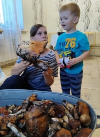 Татьяна и Святослав Аникеенко радуются грибу-гиганту
