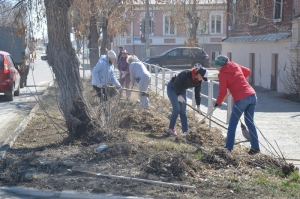 Сотрудники администрации вышли на уборку городских улиц