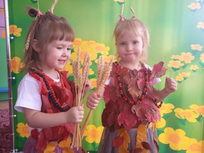 Воспитанницы специальной начальной школы – детского сада № 10 Ксения Захарова и Алена Чурова