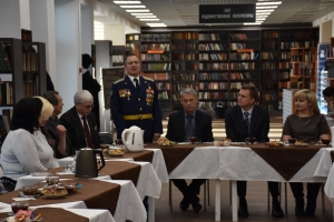В преддверии Дня героя Отечества в центральной городской библиотеке прошла встреча главы города с участниками и ветеранами боевых действий