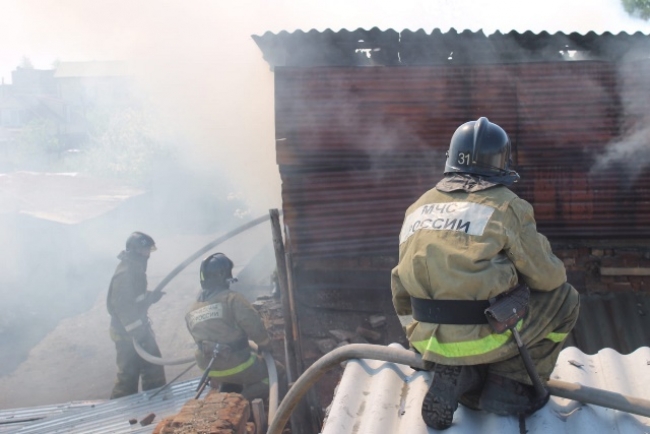 Огнеборцы предотвратили распространение пожара на жилые дома