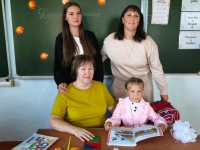 На весь поселок одна первоклашка!